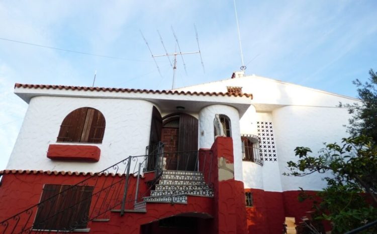  Chalet individual – Vistas al mar – 2 alturas – 2 viviendas – Garaje – Zona Las Fuentes – Cerca casco urbano.